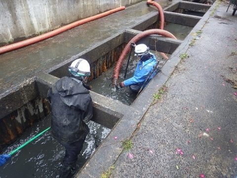 水路清掃中の作業員